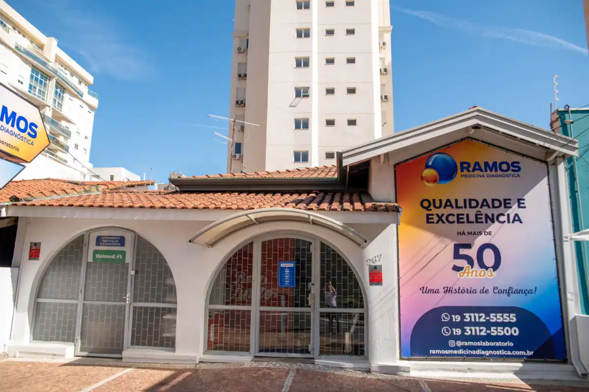 Bancada de laboratório do Ramos Medicina Diagnóstica